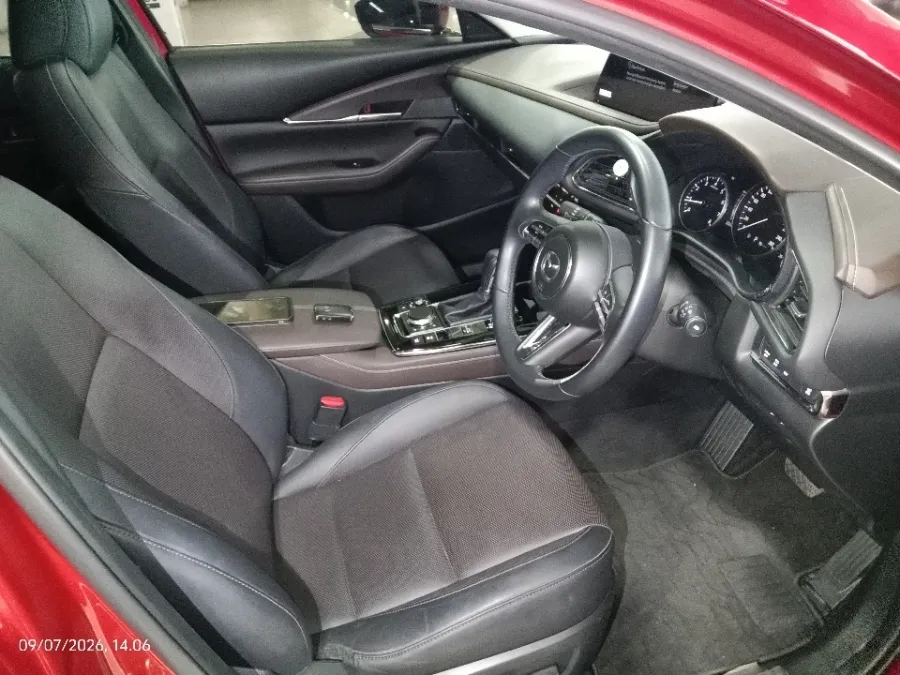 Foto Mobil Bekas Kabin Depan Mazda CX-30 2.0 tahun 2023