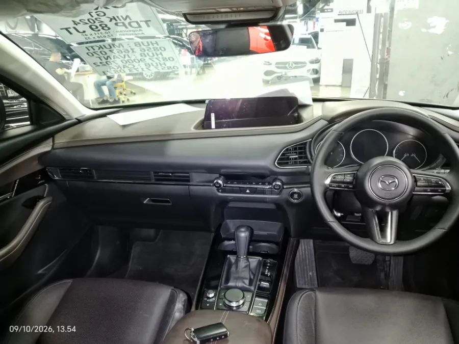 Foto Mobil Bekas Dashboard Mazda CX-30 2.0 tahun 2024