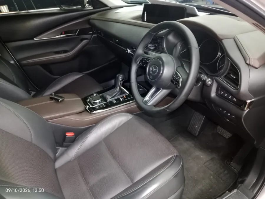 Foto Mobil Bekas Kabin Depan Mazda CX-30 2.0 tahun 2024