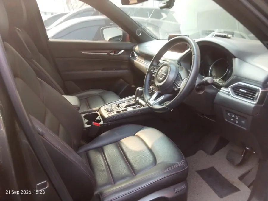 Foto Mobil Bekas Kabin Depan Mazda CX-5 2.0 tahun 2023