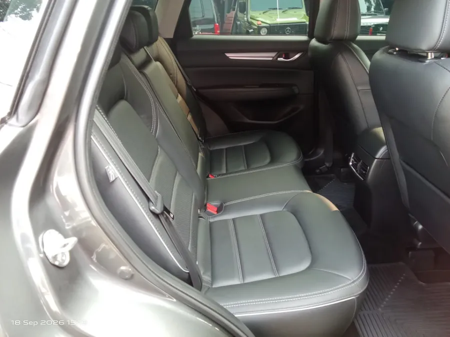 Foto Mobil Bekas Kabin Belakang Mazda CX-5 2.0 tahun 2024
