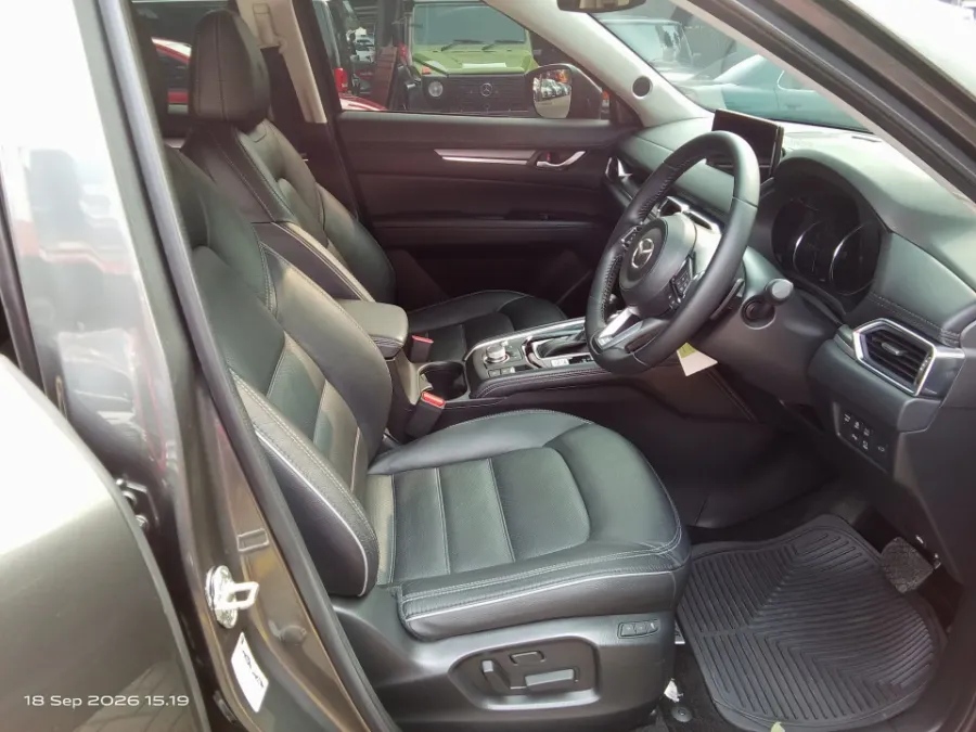 Foto Mobil Bekas Kabin Depan Mazda CX-5 2.0 tahun 2024