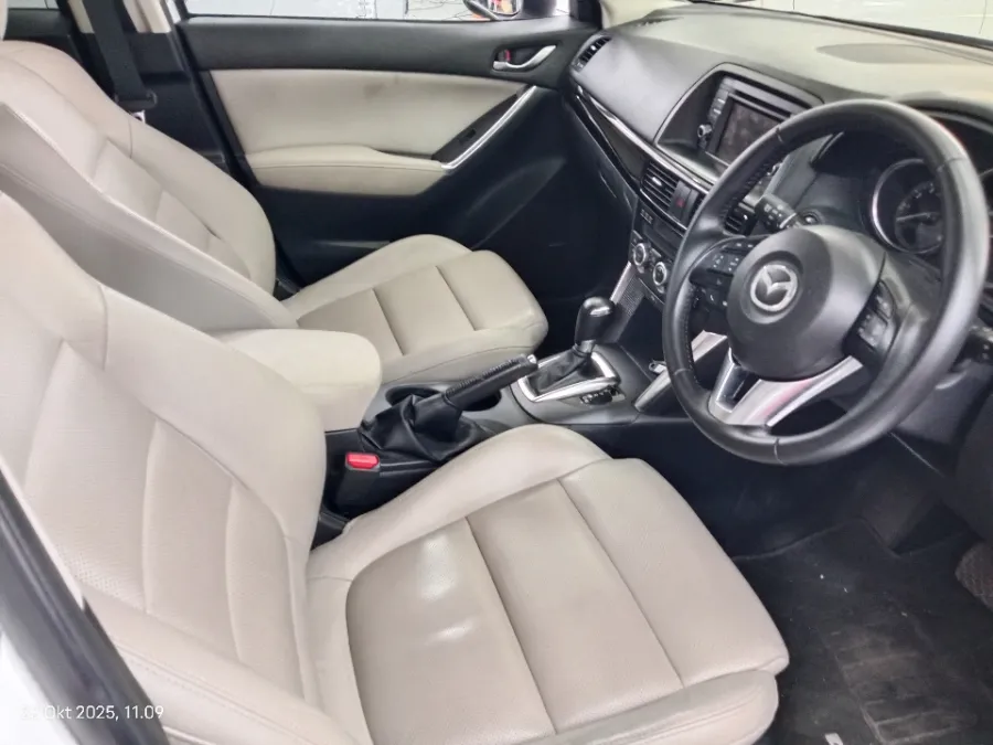 Foto Mobil Bekas Kabin Depan Mazda CX-5 2.5 tahun 2014