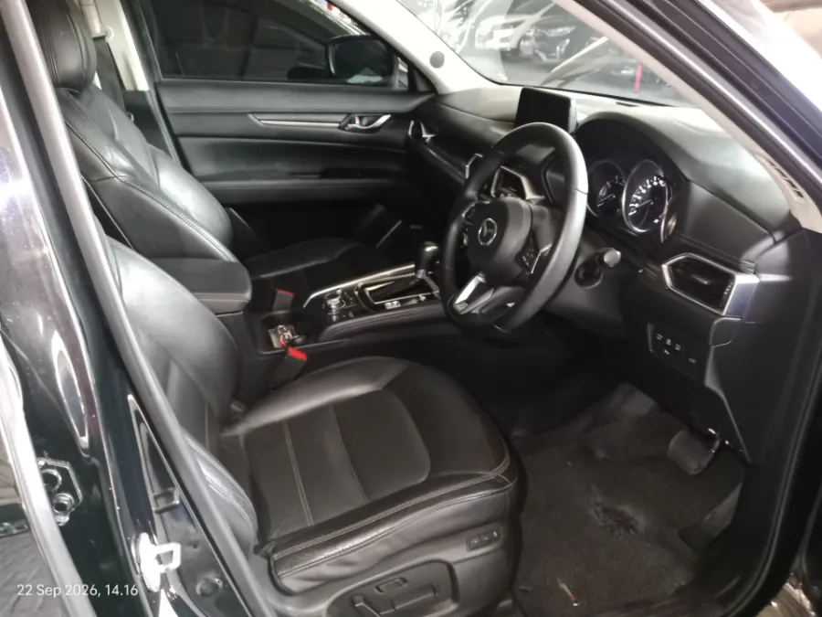 Foto Mobil Bekas Kabin Depan Mazda CX-5 2.5 tahun 2017
