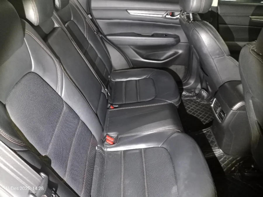 Foto Mobil Bekas Kabin Belakang Mazda CX-5 2.5 tahun 2019