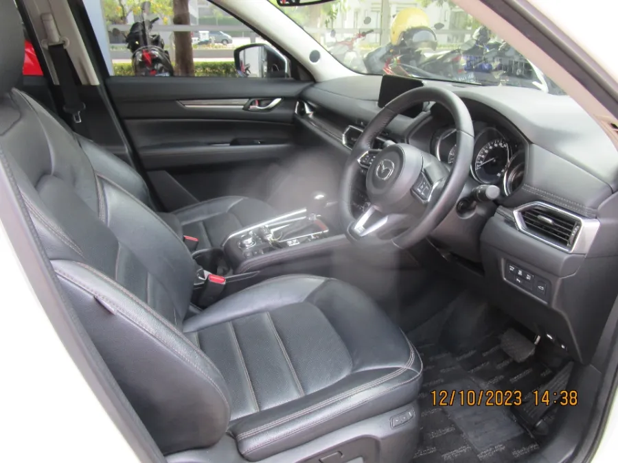 Foto Mobil Bekas Kabin Depan Mazda CX-5 2.5 tahun 2019
