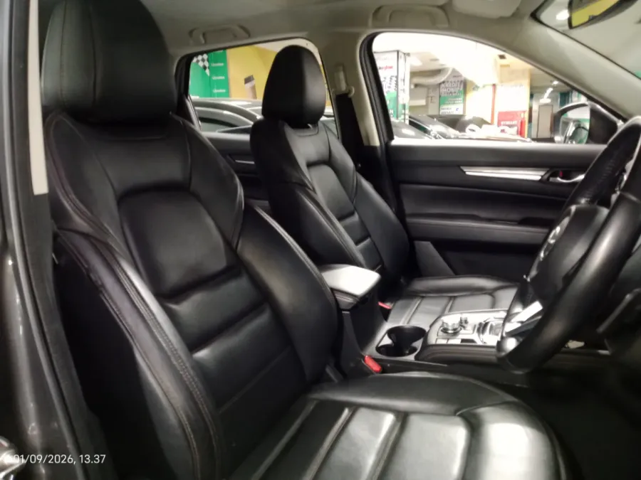 Foto Mobil Bekas Kabin Depan Mazda CX-5 2.5 tahun 2019