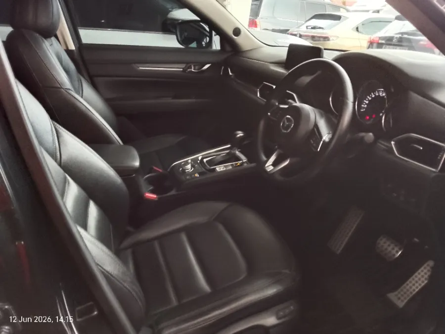 Foto Mobil Bekas Kabin Depan Mazda CX-5 2.5 tahun 2020