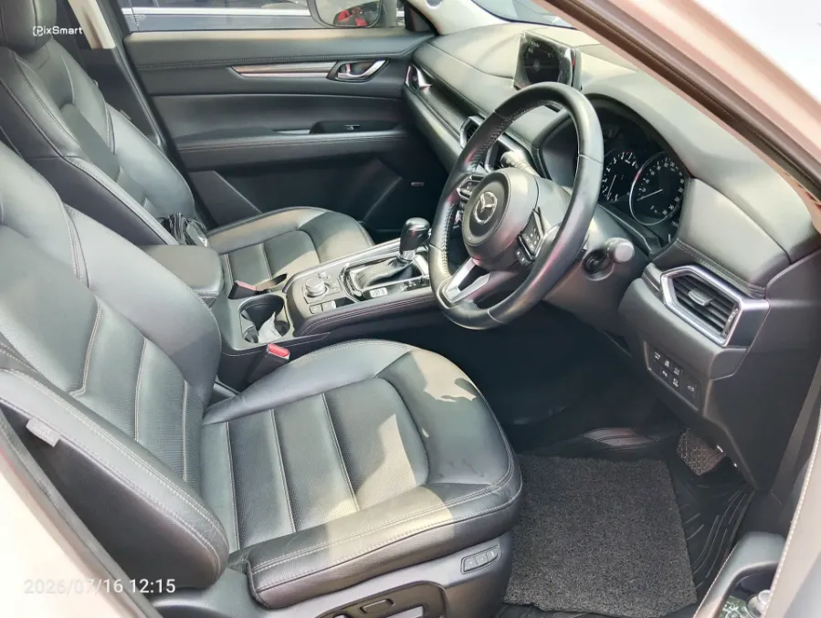 Foto Mobil Bekas Kabin Depan Mazda CX-5 2.5 tahun 2023