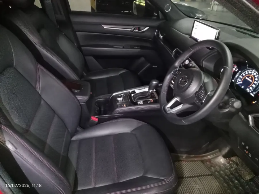 Foto Mobil Bekas Kabin Depan Mazda CX-5 2.5 tahun 2023