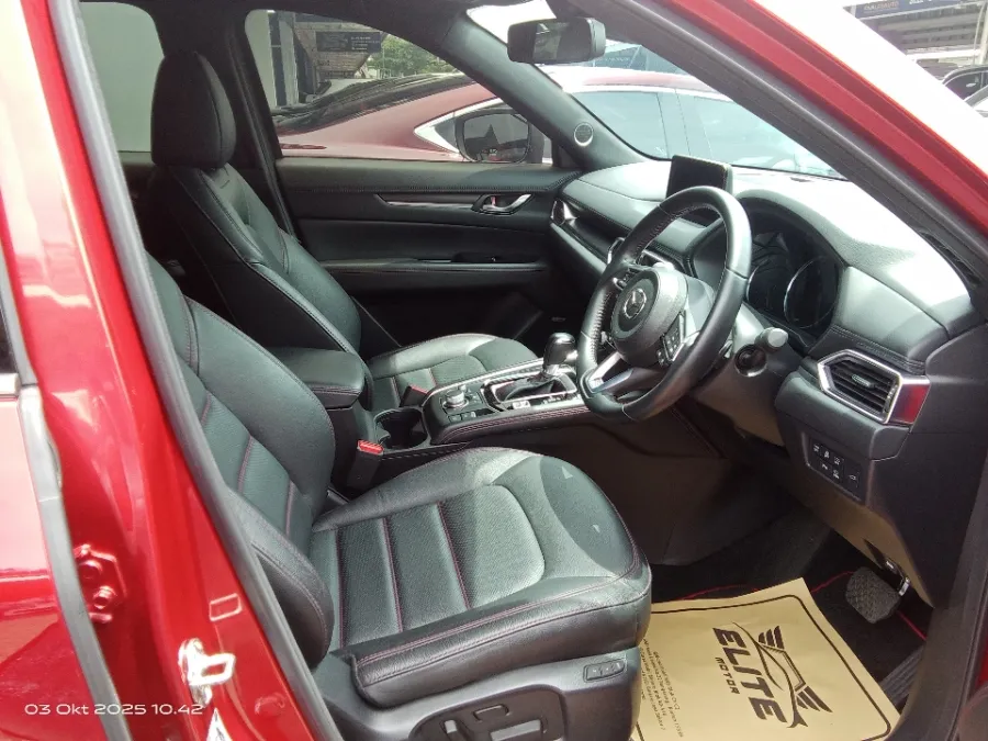 Foto Mobil Bekas Kabin Depan Mazda CX-5 2.5 tahun 2023