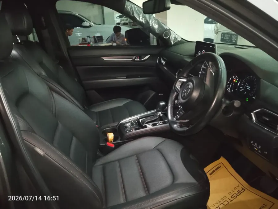 Foto Mobil Bekas Kabin Depan Mazda CX-5 2.5 tahun 2023