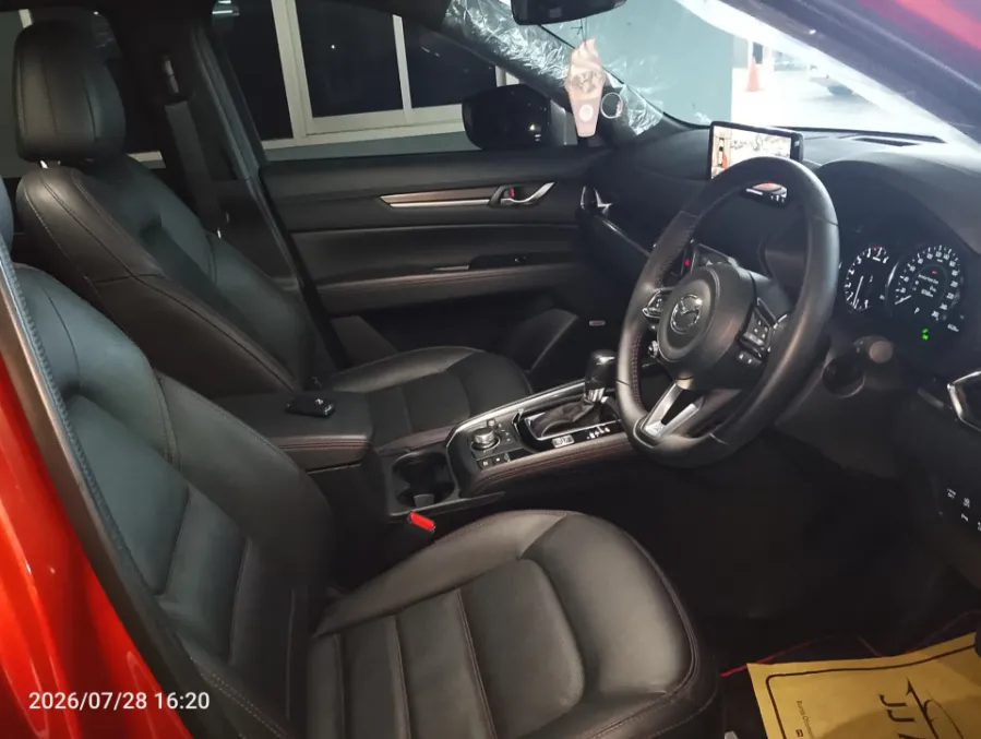 Foto Mobil Bekas Kabin Depan Mazda CX-5 2.5 tahun 2023