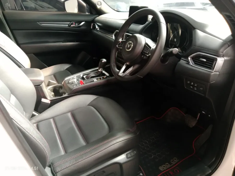 Foto Mobil Bekas Kabin Depan Mazda CX-5 2.5 tahun 2023