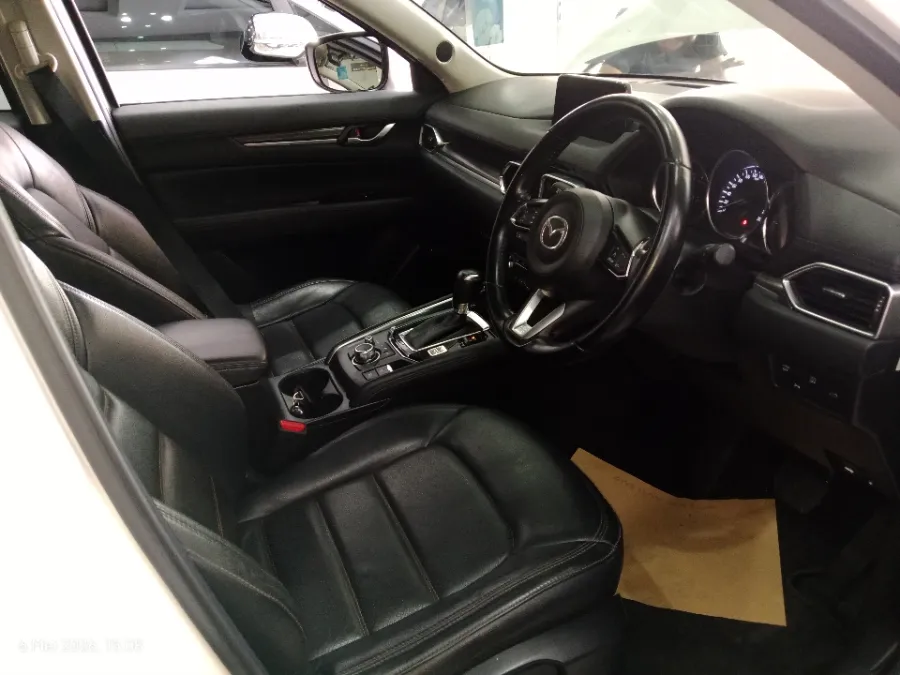 Foto Mobil Bekas Kabin Depan Mazda CX-5 2.5 Grand Touring tahun 2018