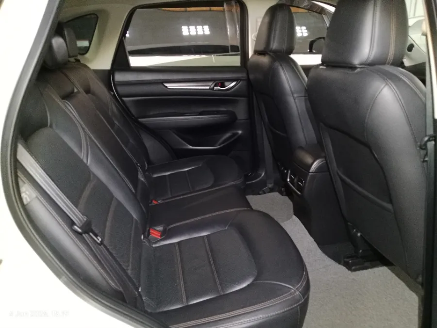 Foto Mobil Bekas Kabin Belakang Mazda CX-5 2.5 Grand Touring tahun 2021