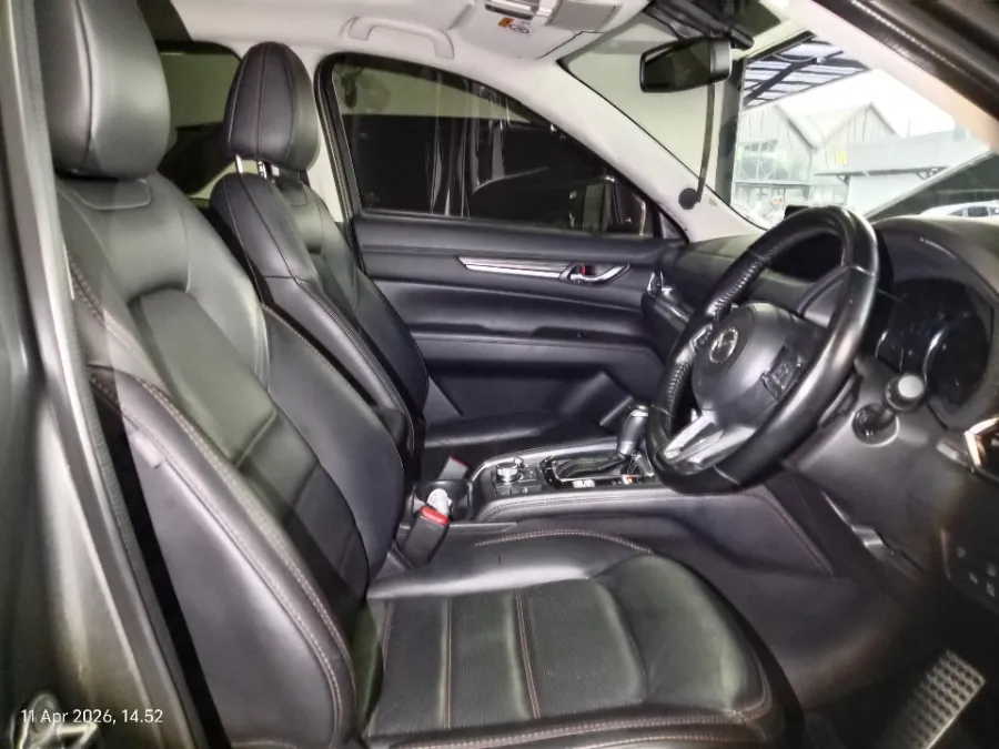 Foto Mobil Bekas Kabin Depan Mazda CX-5 2.5 Grand Touring tahun 2021