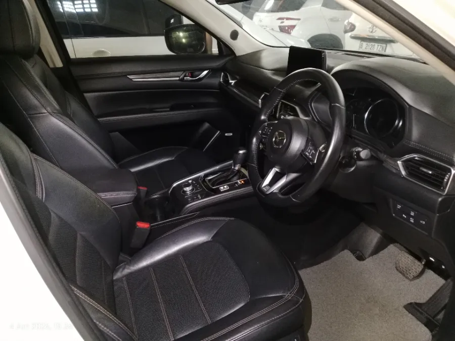 Foto Mobil Bekas Kabin Depan Mazda CX-5 2.5 Grand Touring tahun 2021