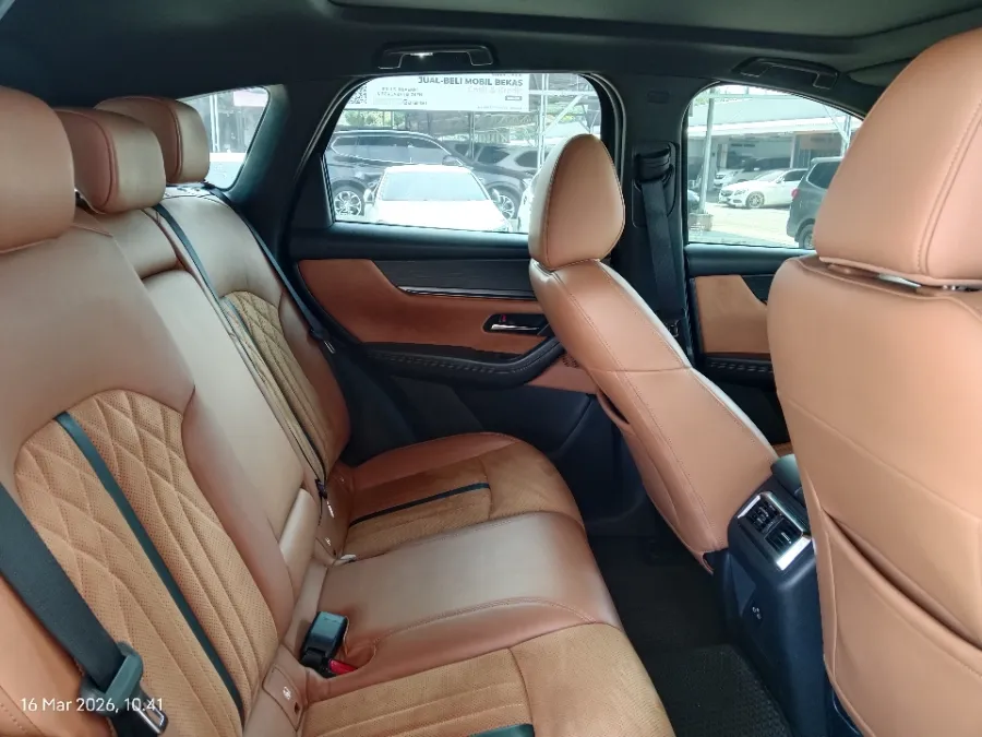 Foto Mobil Bekas Kabin Belakang Mazda CX-60 3.3 Elite tahun 2023