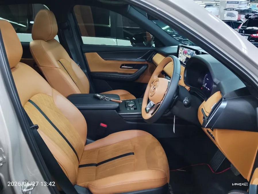 Foto Mobil Bekas Kabin Depan Mazda CX-60 3.3 Elite tahun 2023