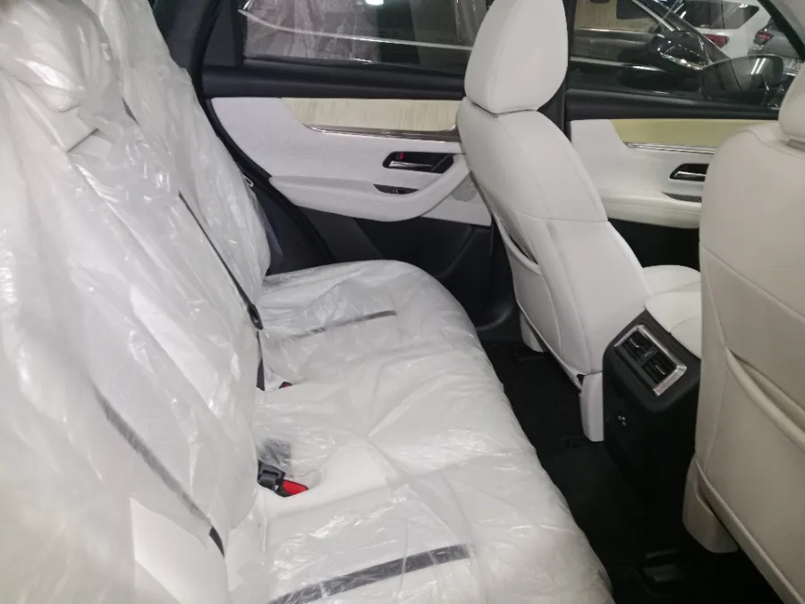 Foto Mobil Bekas Kabin Belakang Mazda CX-60 3.3 Kuro tahun 2023
