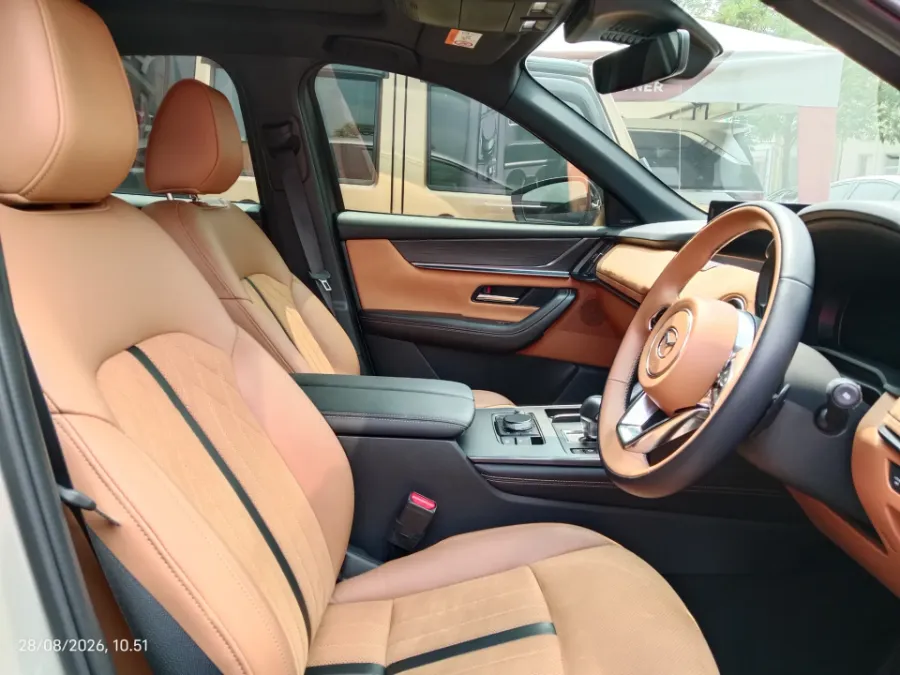 Foto Mobil Bekas Kabin Depan Mazda CX-60 3.3 Kuro tahun 2024