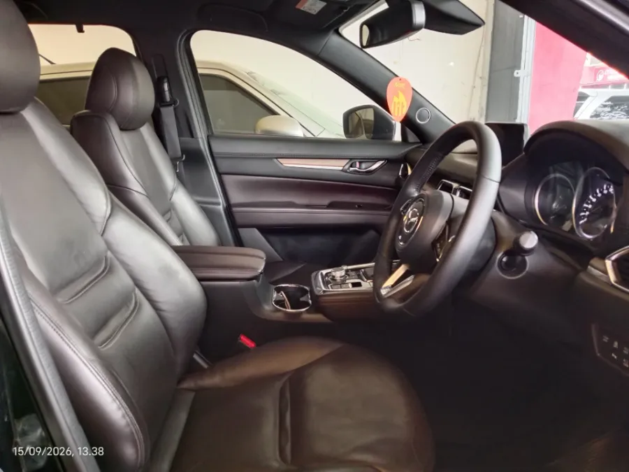 Foto Mobil Bekas Kabin Depan Mazda CX-8 2.5 tahun 2019