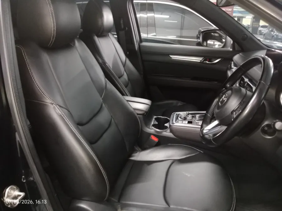 Foto Mobil Bekas Kabin Depan Mazda CX-8 2.5 tahun 2020
