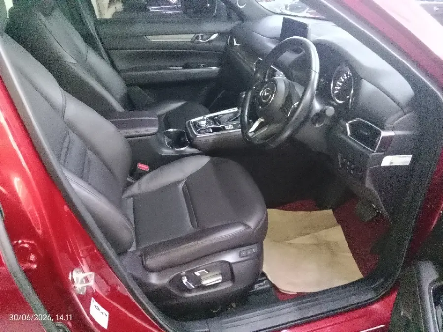 Foto Mobil Bekas Kabin Depan Mazda CX-8 2.5 tahun 2022