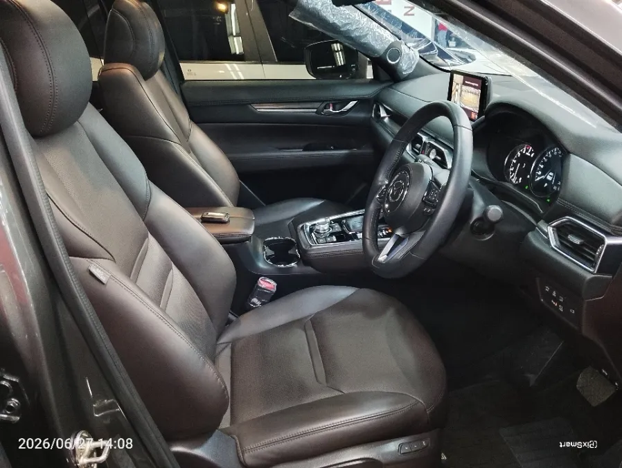 Foto Mobil Bekas Kabin Depan Mazda CX-8 2.5 tahun 2023