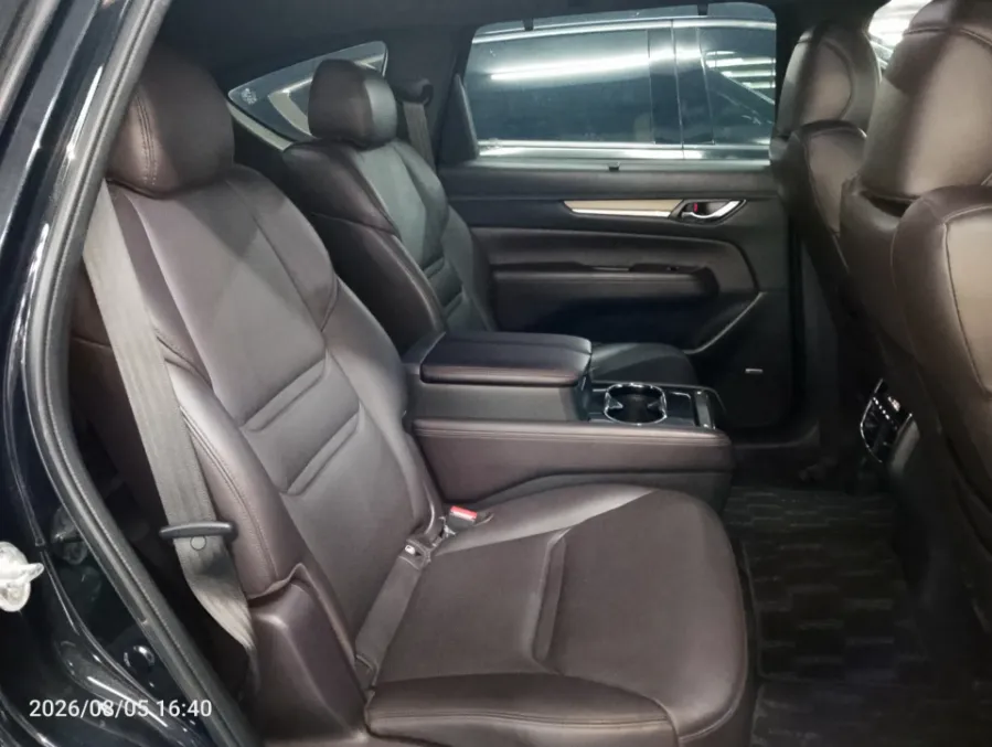 Foto Mobil Bekas Kabin Belakang Mazda CX-8 2.5 Skyactive-G Elite tahun 2019