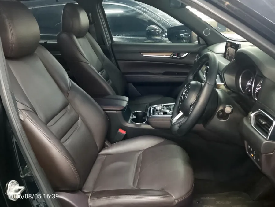 Foto Mobil Bekas Kabin Depan Mazda CX-8 2.5 Skyactive-G Elite tahun 2019