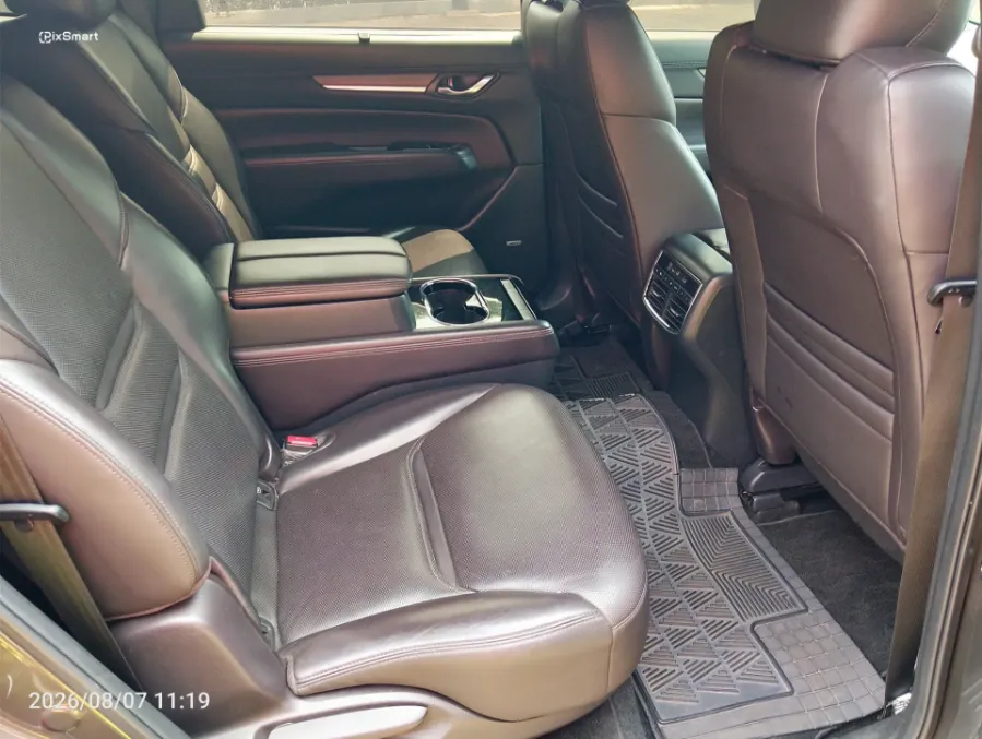 Foto Mobil Bekas Kabin Belakang Mazda CX-8 2.5 Skyactive-G Elite tahun 2022
