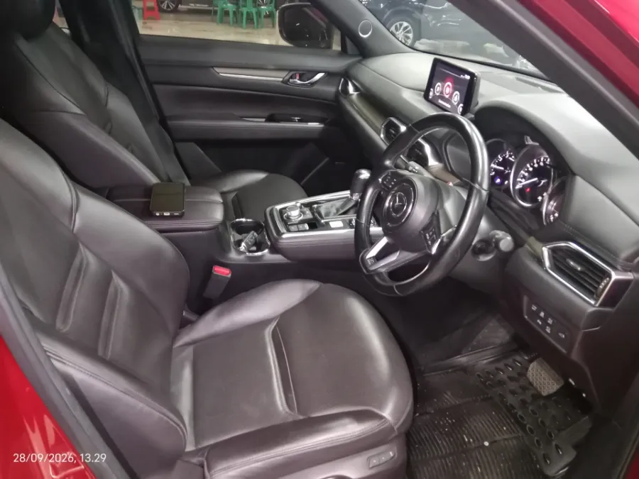 Foto Mobil Bekas Kabin Depan Mazda CX-8 2.5 Skyactive-G Elite tahun 2022