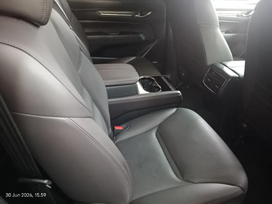Foto Mobil Bekas Kabin Belakang Mazda CX-8 2.5 Skyactive-G Elite tahun 2024