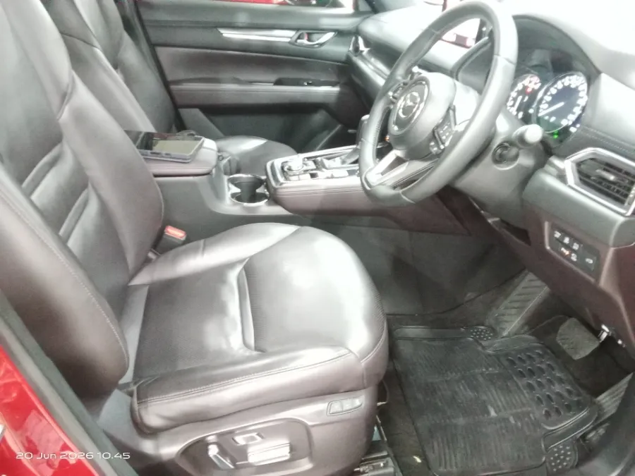 Foto Mobil Bekas Kabin Depan Mazda CX-8 2.5 Skyactive-G Elite tahun 2024
