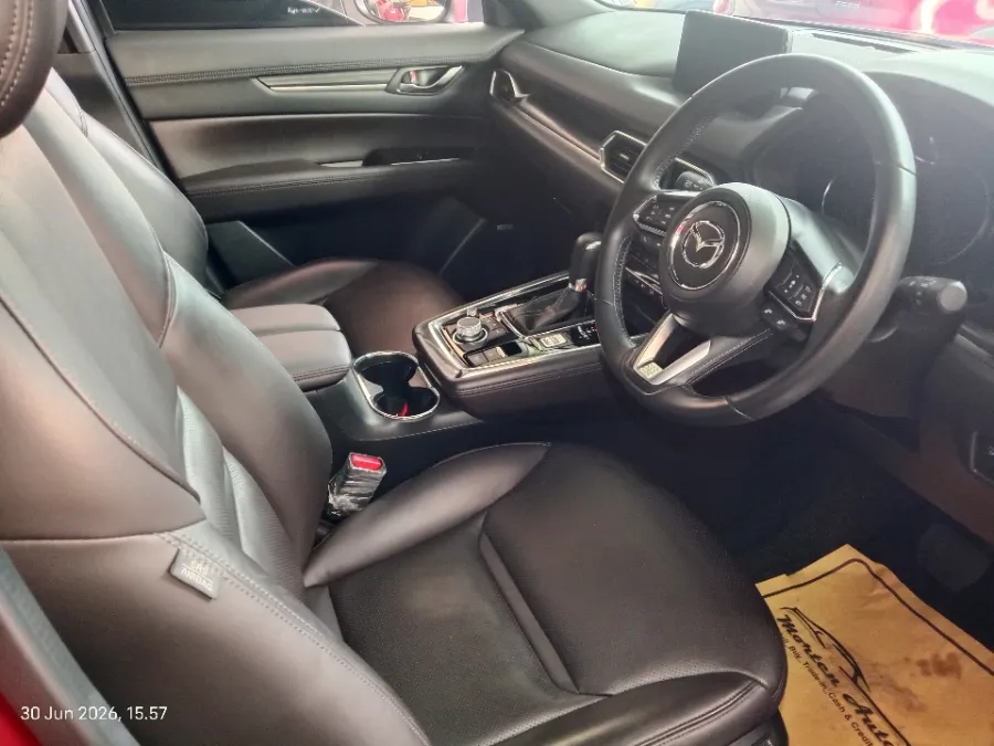 Foto Mobil Bekas Kabin Depan Mazda CX-8 2.5 Skyactive-G Elite tahun 2024