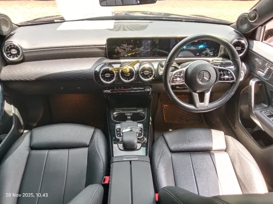 Foto Mobil Bekas Dashboard Mercedes-Benz A200 1.3 tahun 2018