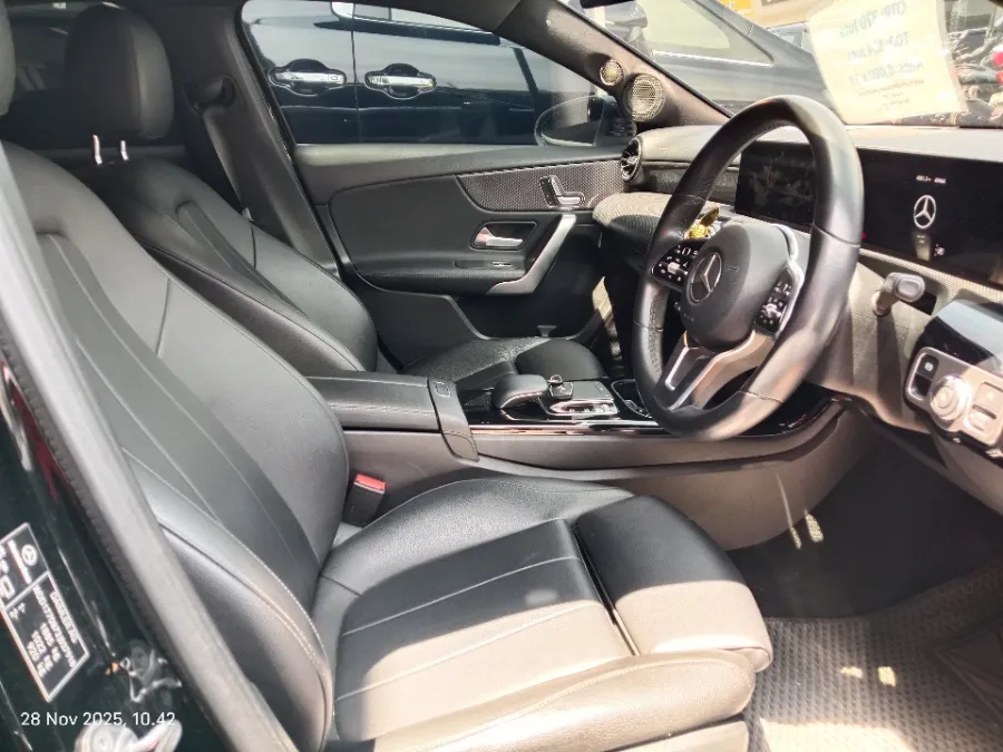 Foto Mobil Bekas Kabin Depan Mercedes-Benz A200 1.3 tahun 2018