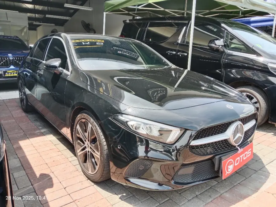 Foto Mobil Bekas Kanan Depan Mercedes-Benz A200 1.3 tahun 2018