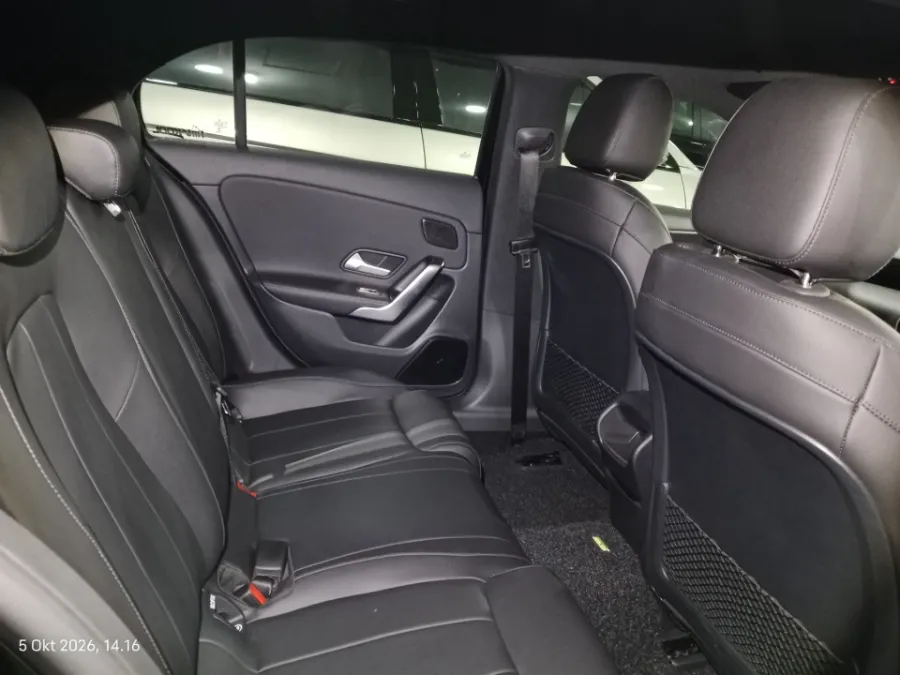 Foto Mobil Bekas Kabin Belakang Mercedes-Benz A200 1.3 tahun 2019