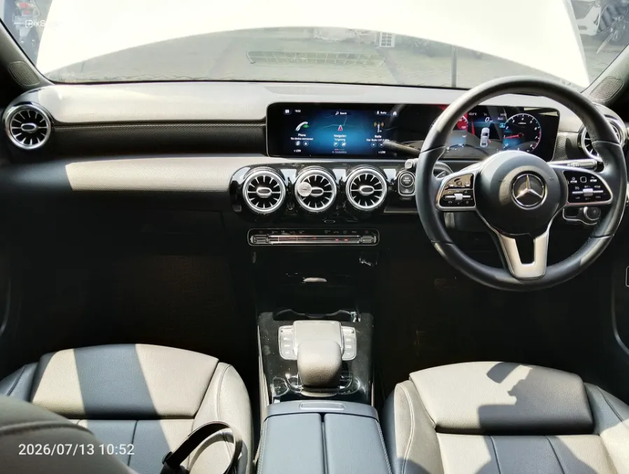 Foto Mobil Bekas Dashboard Mercedes-Benz A200 1.3 tahun 2021