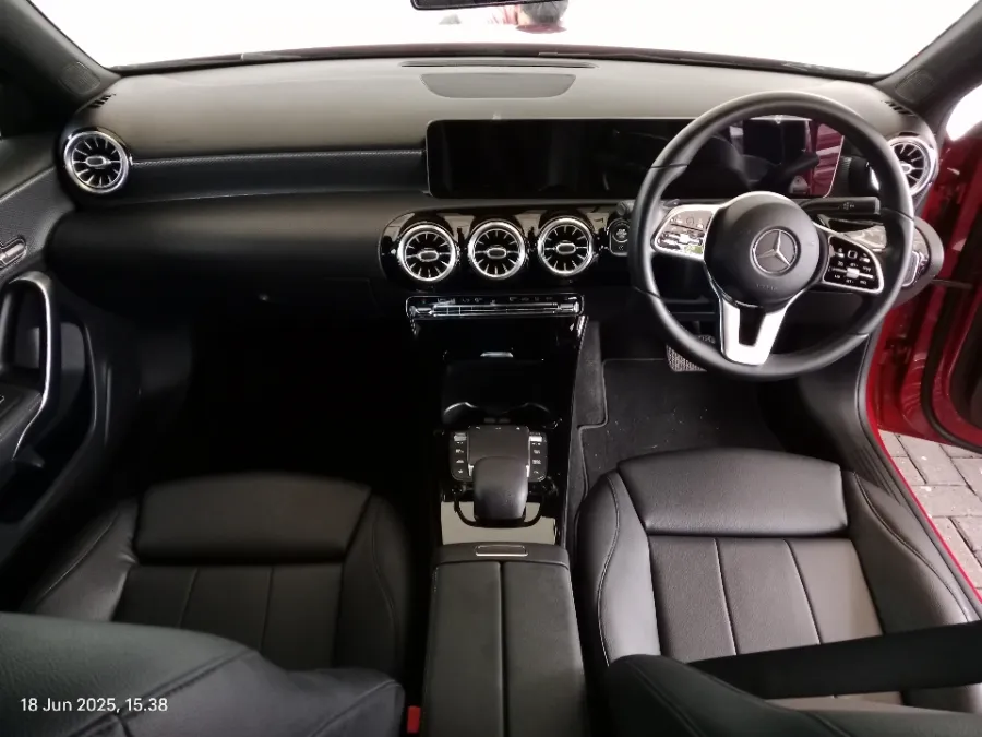 Foto Mobil Bekas Dashboard Mercedes-Benz A200 1.3 tahun 2021