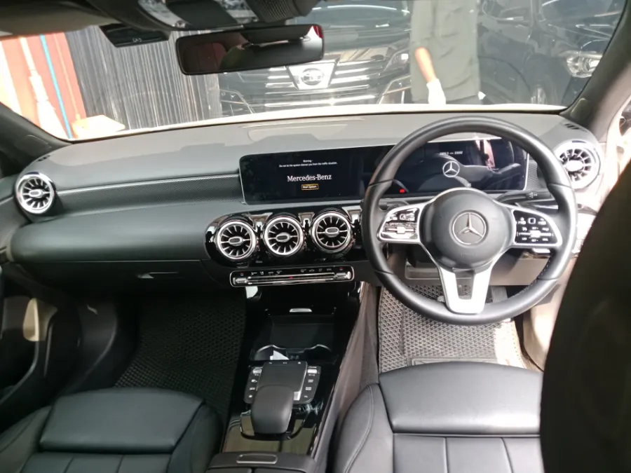 Foto Mobil Bekas Dashboard Mercedes-Benz A200 1.3 tahun 2021
