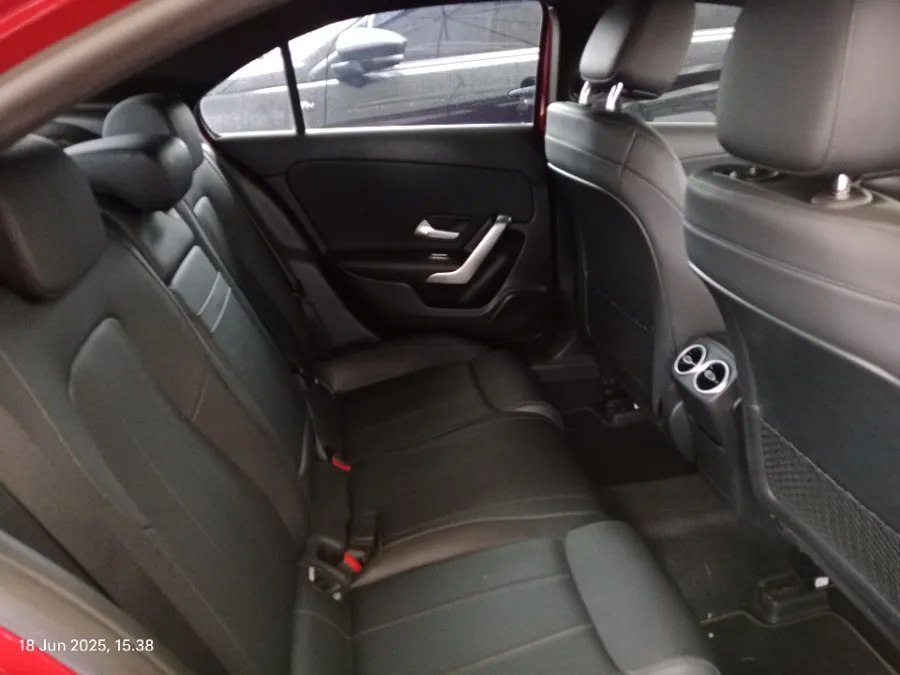 Foto Mobil Bekas Kabin Belakang Mercedes-Benz A200 1.3 tahun 2021