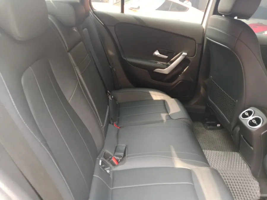 Foto Mobil Bekas Kabin Belakang Mercedes-Benz A200 1.3 tahun 2021