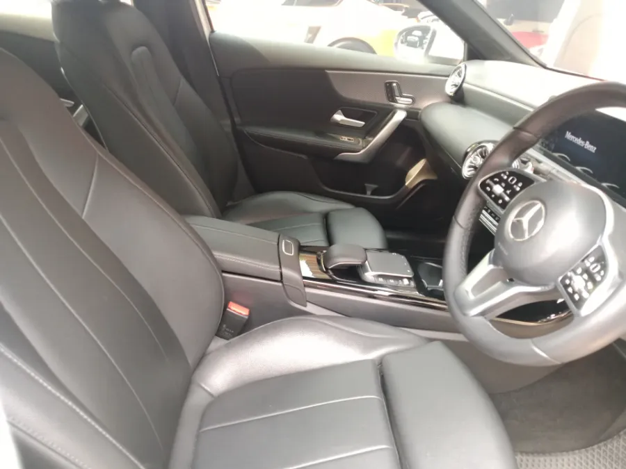 Foto Mobil Bekas Kabin Depan Mercedes-Benz A200 1.3 tahun 2021