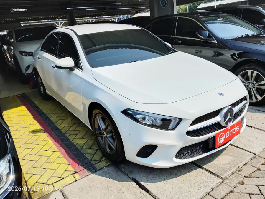 Foto Mobil Bekas Kanan Depan Mercedes-Benz A200 1.3 tahun 2021