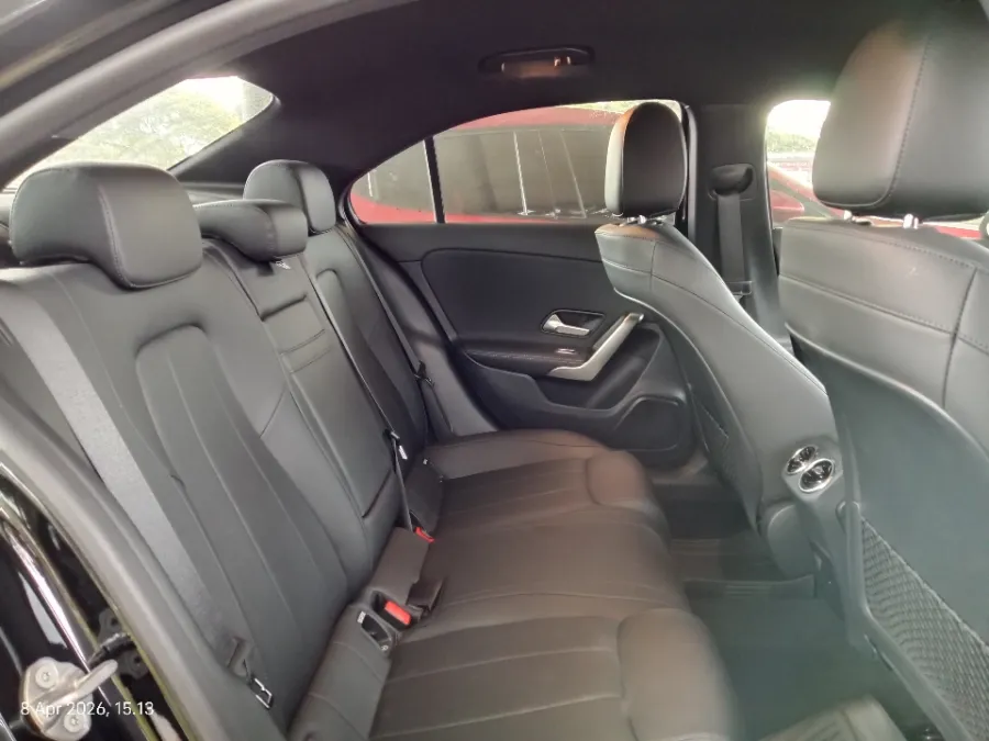 Foto Mobil Bekas Kabin Belakang Mercedes-Benz A200 1.3 tahun 2022