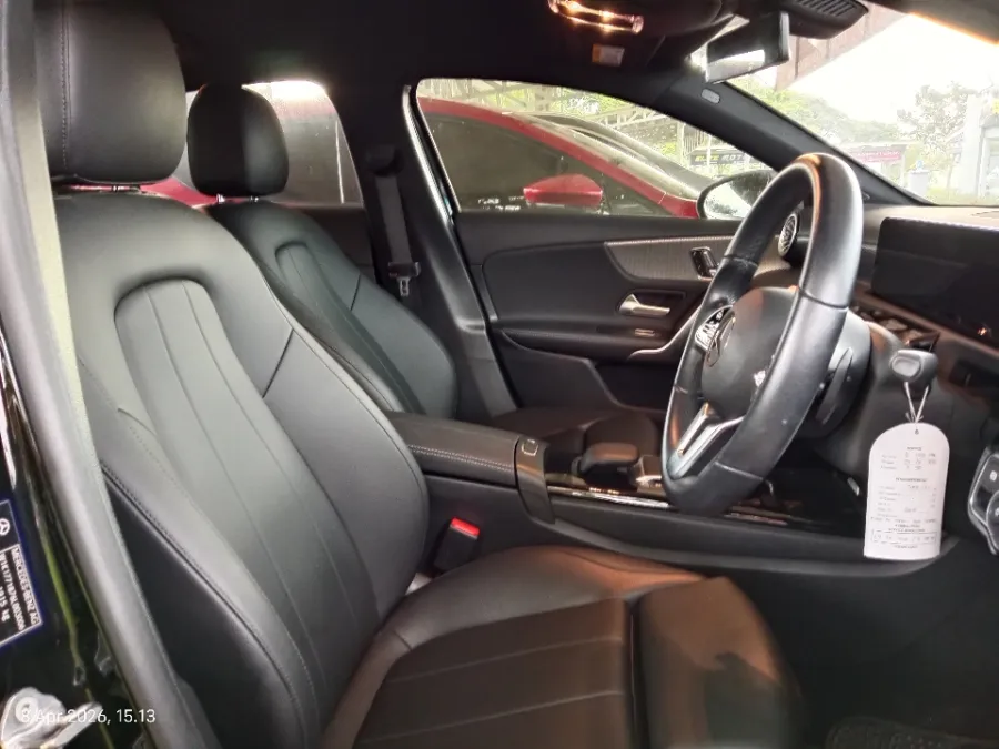 Foto Mobil Bekas Kabin Depan Mercedes-Benz A200 1.3 tahun 2022
